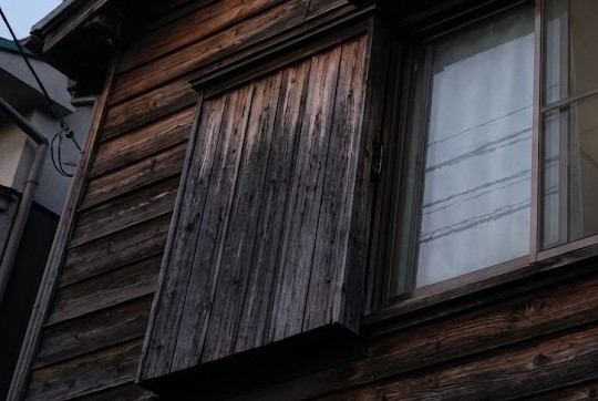 窓の中に幽霊がいるというネット上の噂を調査